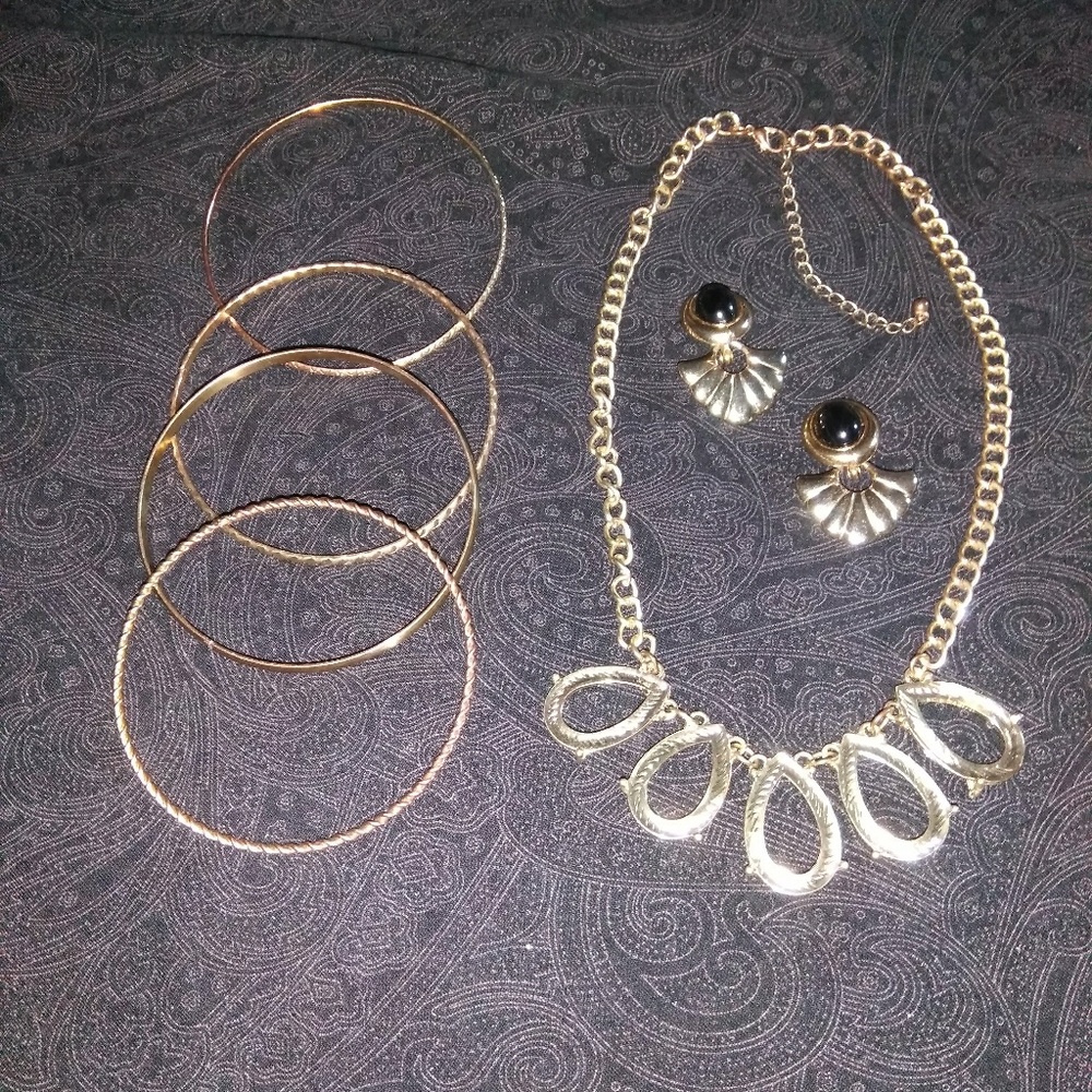 Vintage Gold Tone Necklace and Earrings Set